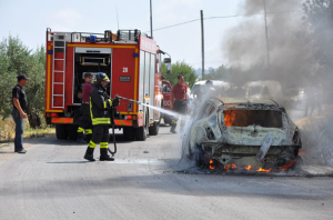 Auto in fiamme, paura a Montenero